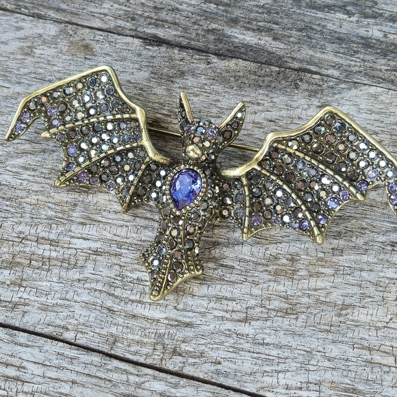 HEIDI DAUS Swarovski Crystal BAT Brooch Pin Mint Original Box Halloween Designer - Picture 3 of 16